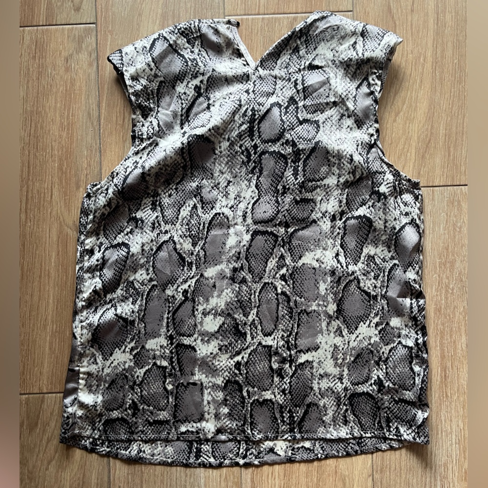 🩷 10 FOR $15 SALE 🩷 Black and grey snakeskin sleeveless blouse with shoulder pad - Picture 4 of 6